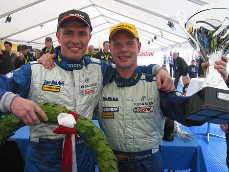 De to Team Den Blå Avis-kørere, Jan Magnussen og Henrik Lundgaard, jubler efter triumfen i åbningsløbet på FDM Jyllandsringen. (Foto: Team Den Blå Avis)